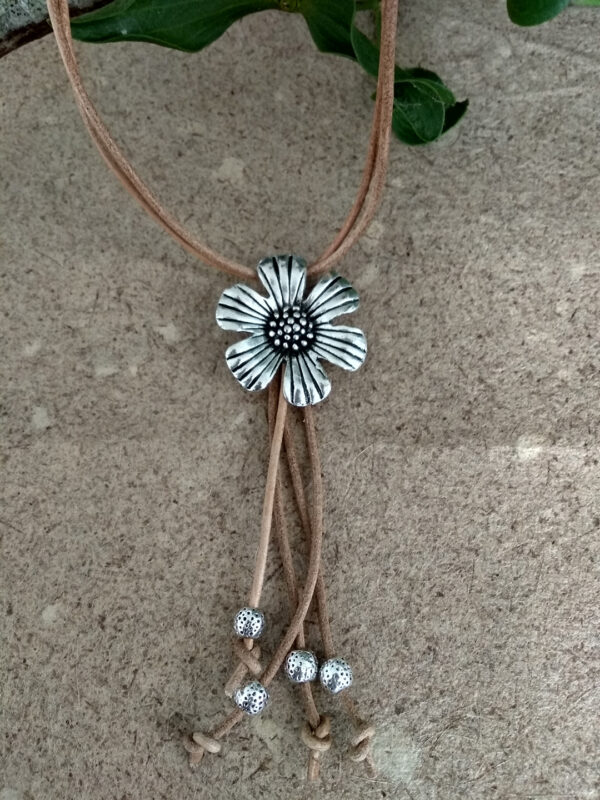 Collar Flor de seis pétalos